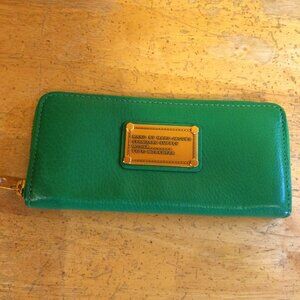 Marc Jacobs Women’s Green Zip Around Wallet